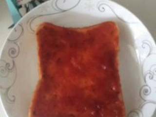 2、微波炉吐司披萨,涂上满满的披萨酱或者番茄酱