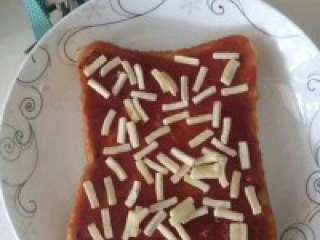 3、微波炉吐司披萨,铺少量马苏里拉，如果是一张芝士片的话切开铺