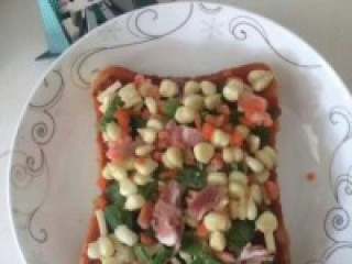 4、微波炉吐司披萨,放上蔬菜们～喜欢放什么就当什么啦～早上比较懒不爱动刀这是昨晚提前切好的，早上直接放上去也比较方便