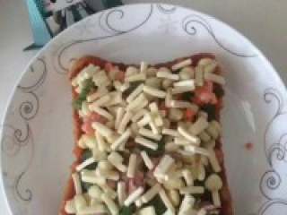 5、微波炉吐司披萨,再铺上马苏里拉～不喜欢的可以少加些