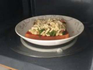 6、微波炉吐司披萨,进微波炉3～4分钟使马苏里拉融化即可～这里我用的是中高火