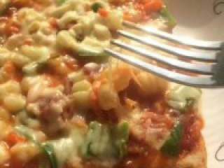 7、微波炉吐司披萨,加热的时候就会味道香香的芝士味～取出就可以开动了，加入马苏里拉会拉丝～