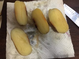 2、烤土豆皮,放入烤箱200度烤50分钟左右