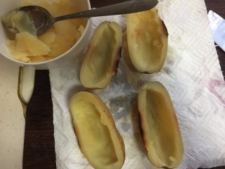 3、烤土豆皮,烤至土豆变软,把里面的土豆泥掏空,稍微留下一层