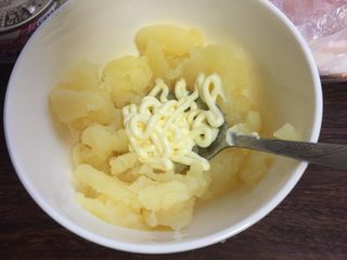 5、烤土豆皮,土豆泥里加点沙拉酱拌匀备用