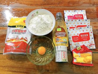 1、抹茶坚果一口酥,首先我们准备好所有材料！