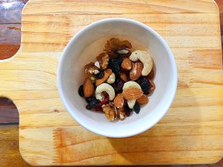 2、抹茶坚果一口酥,倒出每日坚果！