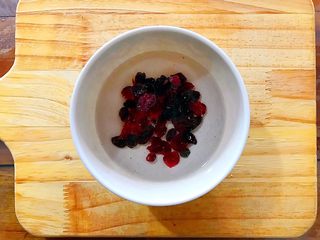 3、抹茶坚果一口酥,将其中的果干挑出来，用温开水浸泡，备用！