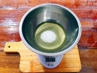 6、抹茶坚果一口酥,加入80g细砂糖！