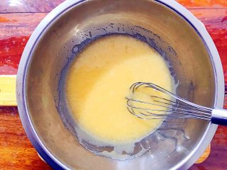 8、抹茶坚果一口酥,将玉米油，鸡蛋液，细砂糖全部混合搅拌均匀至细砂糖融化！