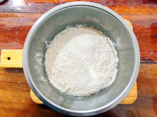 11、抹茶坚果一口酥,200g中粉筛入蛋糊中！