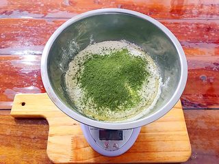 13、抹茶坚果一口酥,加入抹茶粉！