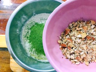 14、抹茶坚果一口酥,加入坚果仁！