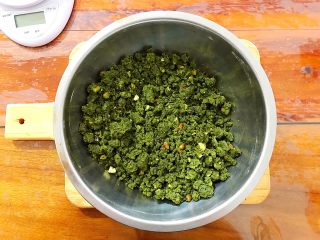 17、抹茶坚果一口酥,处理好之后应该是这样子的，有点散，不要紧的，捏几下就可以抱团的！