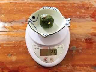 18、抹茶坚果一口酥,抓一把，捏几下，分成25g一个！