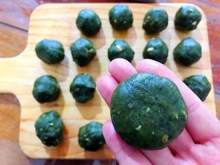 20、抹茶坚果一口酥,用手搓圆之后稍微按扁，将边缘开裂的地方轻轻的捏几下，形成一个好像中国象棋大小的形状！