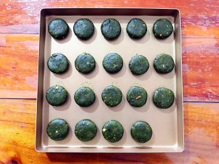 21、抹茶坚果一口酥,放入不沾烤盘，全部整形完毕！