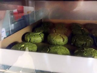 22、抹茶坚果一口酥,烤至表面稍稍开裂，就要留意看着烤箱了，以免烤糊！
