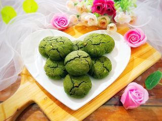 24、抹茶坚果一口酥,按照芽芽的惯例，还是要美美的摆拍一下的！