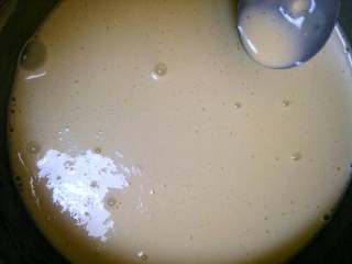 1、萌宝冰皮月饼#中秋食饼记#,把几种粉加一起拌匀，不怕麻烦的就过一下筛，再加入炼乳，牛奶，玉米油拌成稀面糊