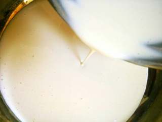 2、萌宝冰皮月饼#中秋食饼记#,把调好的粉浆倒入蒸盘里