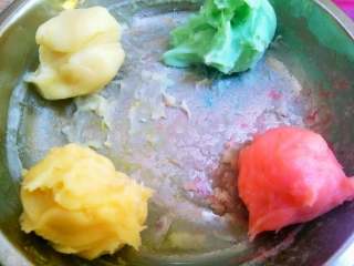 5、萌宝冰皮月饼#中秋食饼记#,分别加入自己喜欢的果味粉揉捏均匀