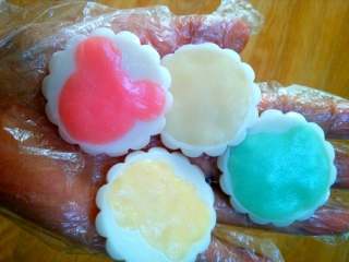 6、萌宝冰皮月饼#中秋食饼记#,分别取一小块面团填充好花片