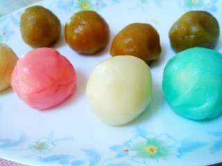 8、萌宝冰皮月饼#中秋食饼记#,把馅和粉分好，都是25克一份，我没有称，大概的，不过都差不多了。