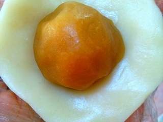 9、萌宝冰皮月饼#中秋食饼记#,再取一份面团捏薄，边沿尽量捏薄点，再放上馅料