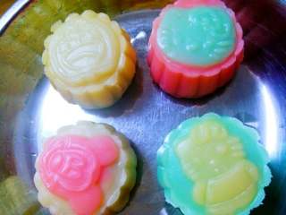 13、萌宝冰皮月饼#中秋食饼记#,每个都不同颜色，这样搭配才能看得清楚图案