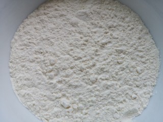 2、香酥小麻花,准备面粉