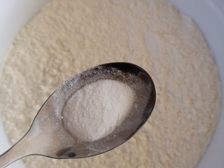 3、香酥小麻花,加入小苏打拌匀