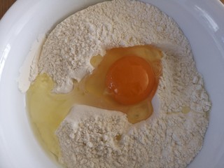 4、香酥小麻花,打入鸡蛋