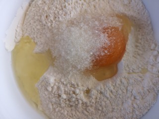 5、香酥小麻花,加入白糖和盐