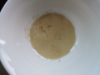 6、香酥小麻花,取3克酵母加少许温水