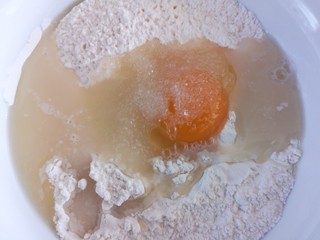 8、香酥小麻花,倒入面粉碗中