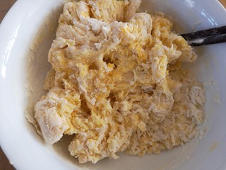 9、香酥小麻花,用筷子搅拌成絮状