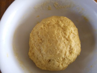 11、香酥小麻花,用手揉匀成面团并醒30分钟