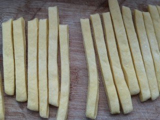 12、香酥小麻花,用刀切成条再醒15分钟