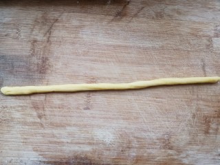13、香酥小麻花,搓成细条