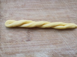 15、香酥小麻花,扭成麻花形