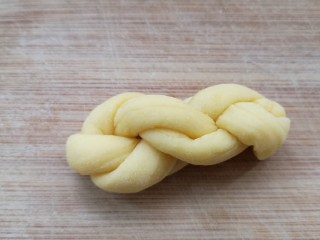 16、香酥小麻花,再折回扣住