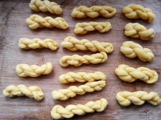 17、香酥小麻花,面条全扭成了麻花形