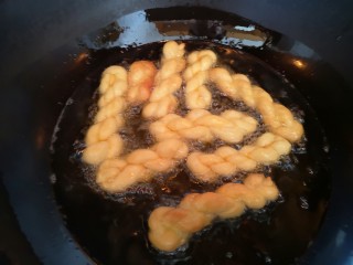 19、香酥小麻花,油四成热时放入麻花炸，注意用小火，且要随时翻面