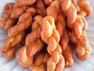20、香酥小麻花,炸至金黄时捞出沥干油份