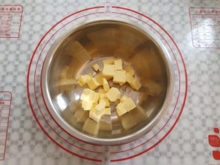 2、南瓜曲奇,黄油切小块软化