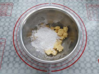 3、南瓜曲奇,加入糖粉