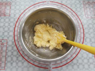 4、南瓜曲奇,为了避免打发过程中糖粉到处飞，先用刮刀混合一下