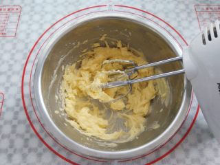 5、南瓜曲奇,用打蛋器打到顺滑