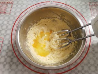 6、南瓜曲奇,加入全蛋液继续打发